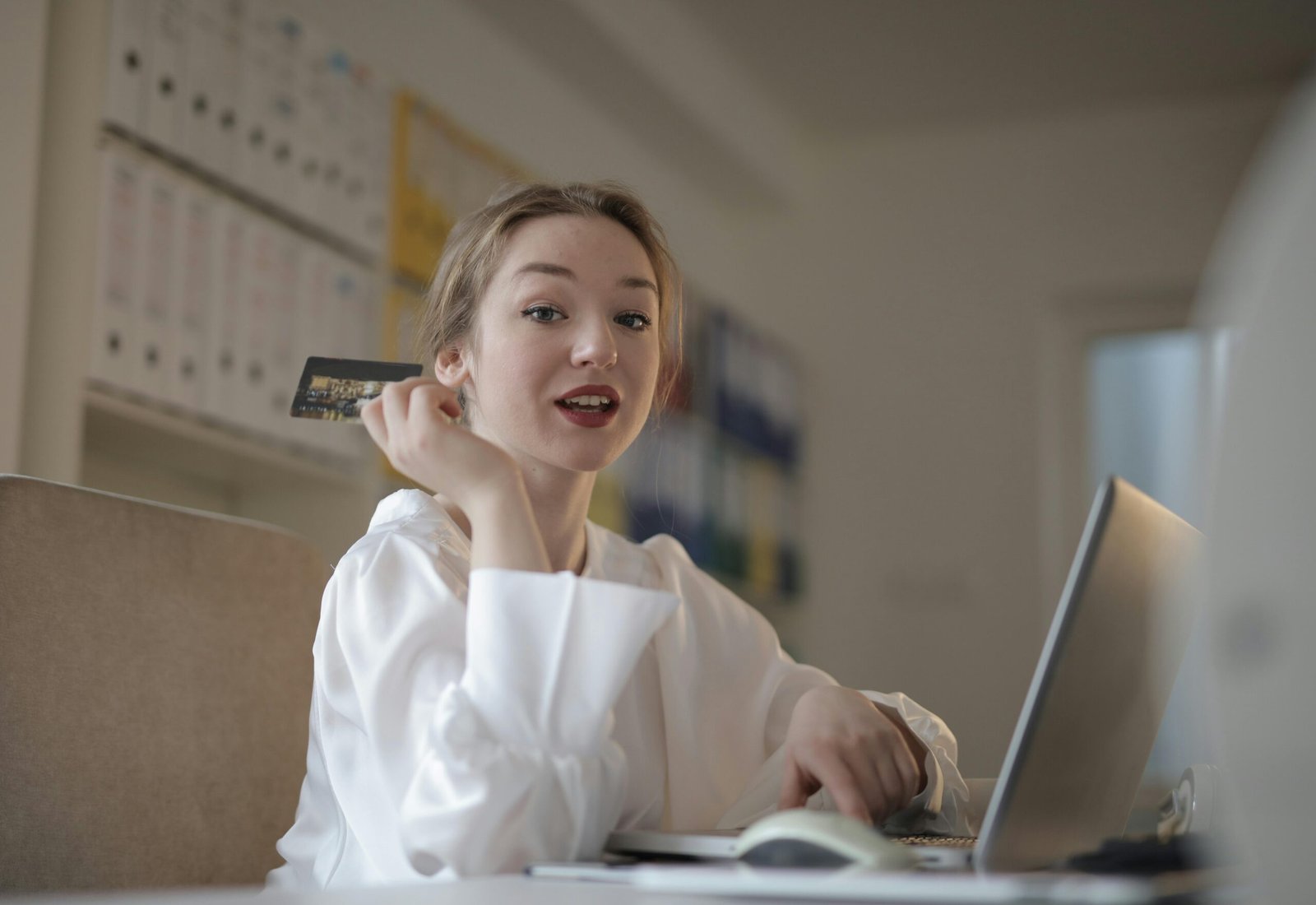The 5G Revolution: Accelerating E-commerce Connectivity and Speed