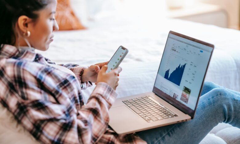 Illustration of a person planning a dropshipping business in 2024 using a laptop, with product listings and shipping icons.